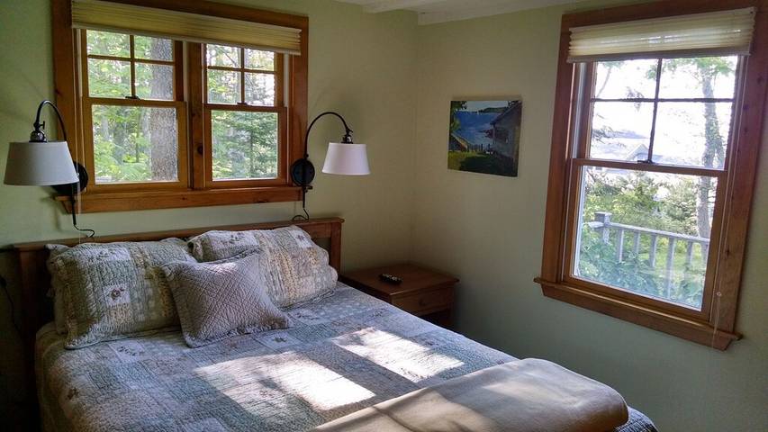 Vacation rental for 4 people, with balcony and yard as well as hot tub in Boothbay Harbor