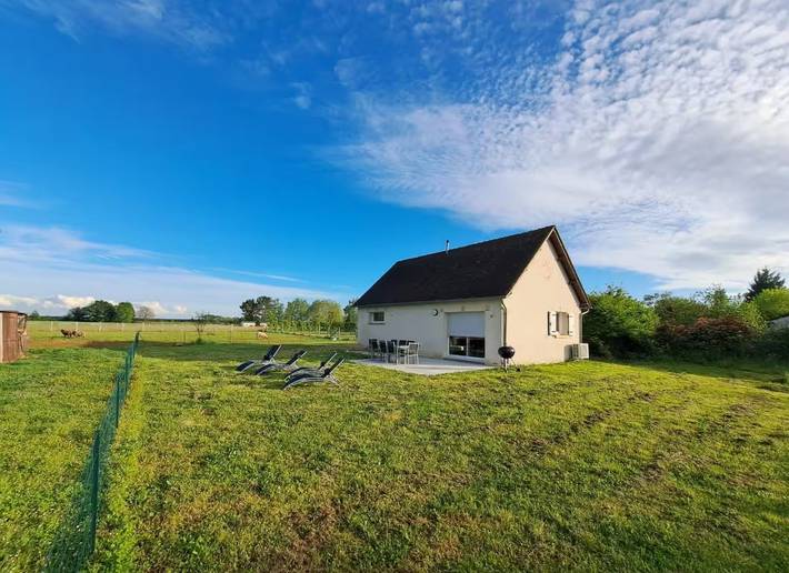 Gîte pour 8 personnes, avec vue sur le lac ainsi que jardin et terrasse, animaux acceptés