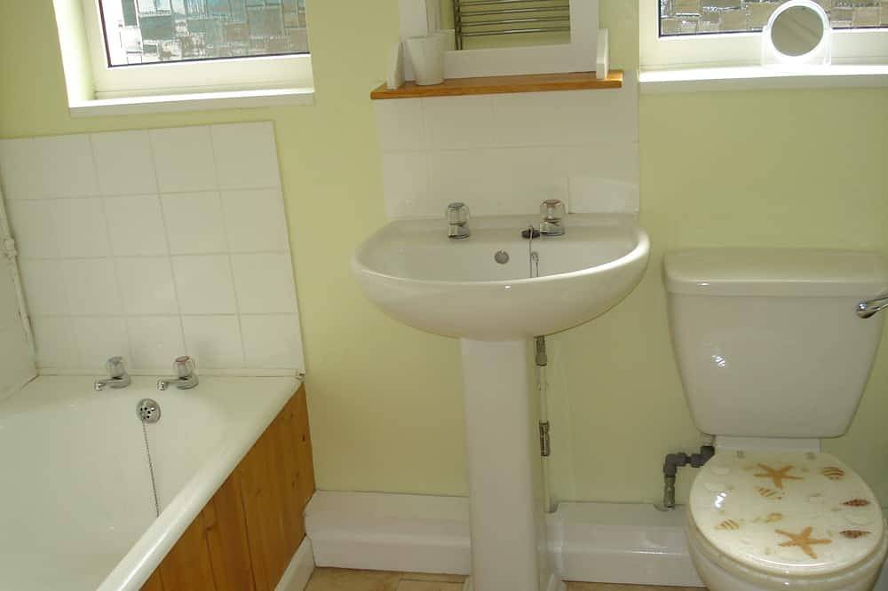 Entire apartment, Apartment with seaview just 100m to sandy beach. in Constantine Bay, Cornwall