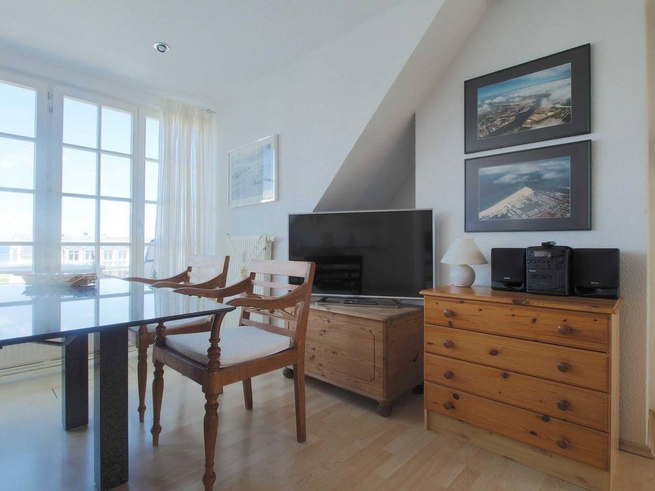 Cały apartament, Komfortable Ferienwohnung mit Balkon und Meerblick in Warnemünde in Warnemünde Strand, Rostock