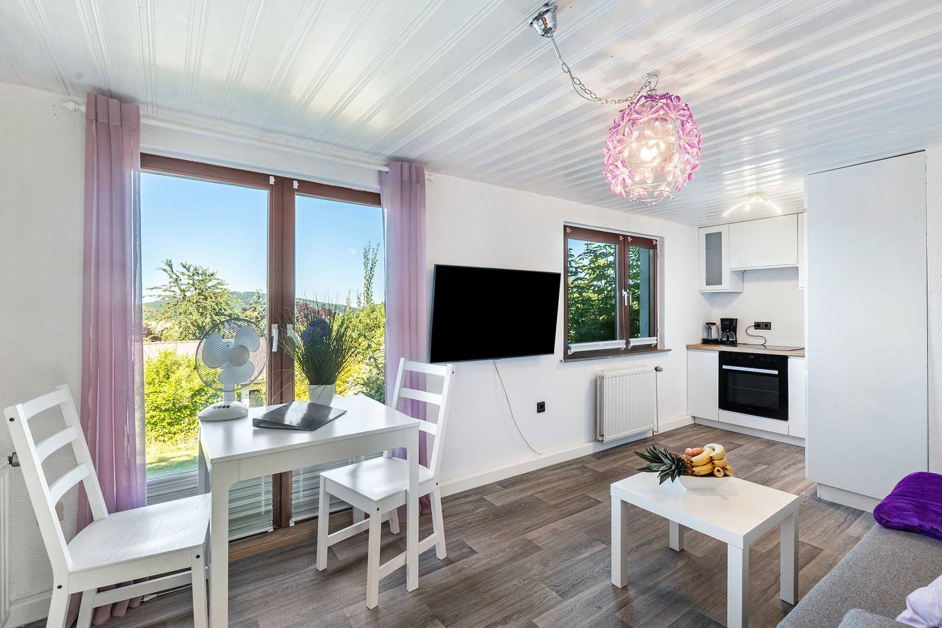 Bungalow 'The View' with Mountain View, Private Terrace and Wi-Fi in Niedenstein, Schwalm-Eder-Kreis