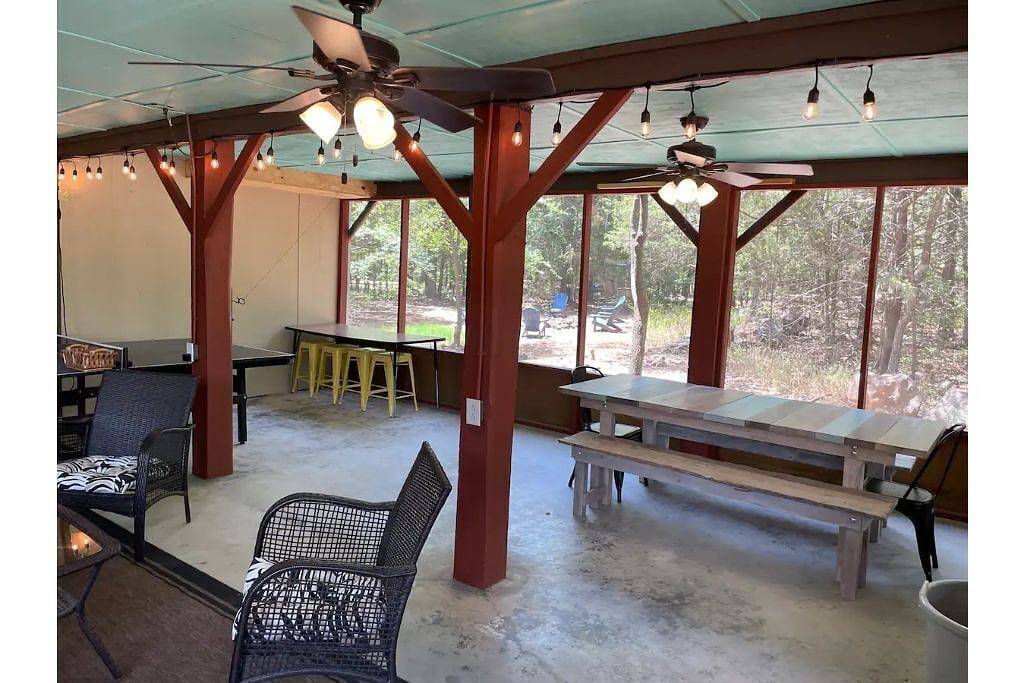 The Little Lake Shack- Pet Friendly Treehouse Cabin in Lake Tenkiller