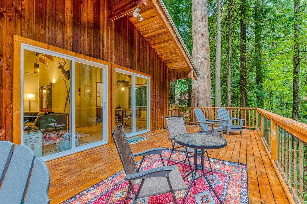 Secluded dog-friendly cabin with two fireplaces, washer/dryer, deck & firepit in Welches, Mount Hood