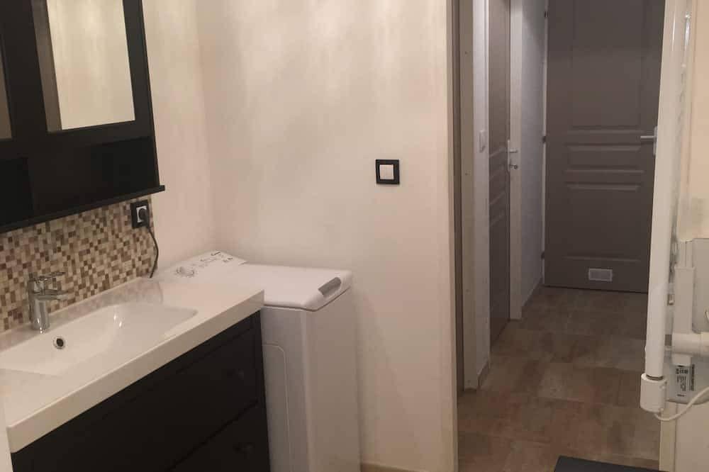 Steinerne Bastide mit Garten in der Mitte des Dorfes und neben dem Fluss in Vallon-Pont-d'Arc, Gorges de l’Ardèche