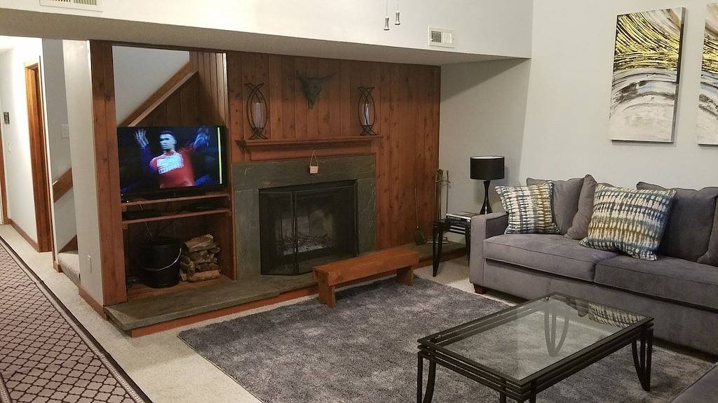 Ganze Wohnung, Seltene 3B / 2B Mountain Top Condo zu Fuß zu den Pisten und Restaurants! Pistenansichten! in Wintergreen, Nelson County