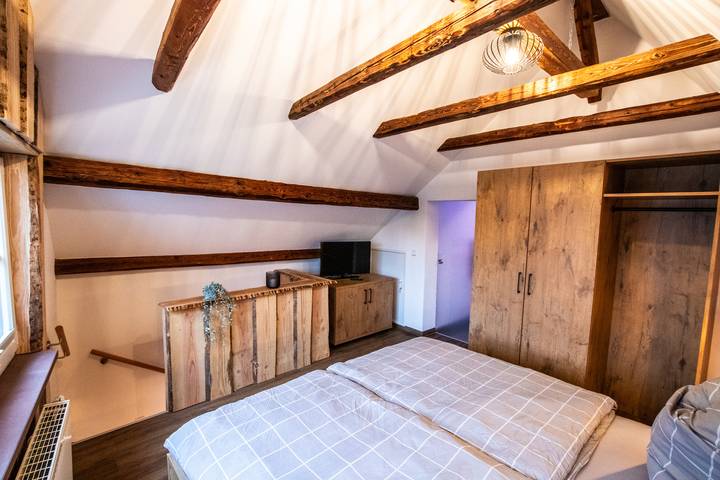 Torwärterhäusle mit Geschichte - Ferienwohnung, 80qm, 1 Schlafzimmer, 1 Schlafsofa, max. 4 Personen in Neubulach, Nordschwarzwald