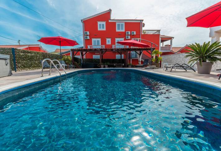 Villa pour 10 personnes, avec jardin et jacuzzi à Turanj