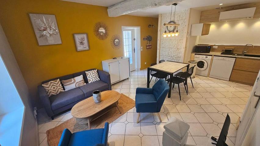 Location de vacances pour 4 personnes, avec terrasse ainsi que vue et jardin à Bourré