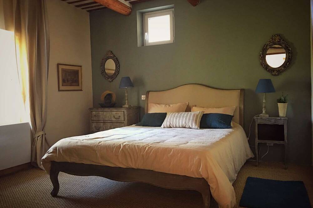 Large family farmhouse near L'Isle-sur-la-Sorgue in Velleron, Vaucluse