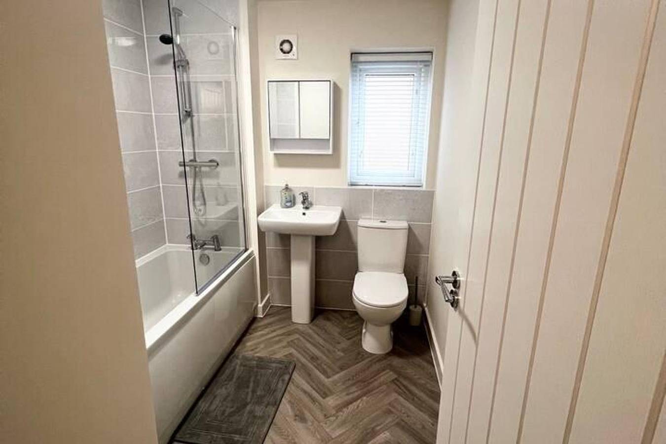 3-Bed House, Sleeps 5, Free Parking in Bradford, Westliches Yorkshire