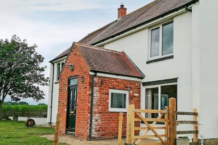 Log cabin for 12 people, with garden and hot tub, with pets in Brandesburton