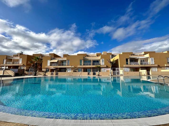 Apartamento de vacaciones para 5 personas, con terraza además de vistas y piscina - 1