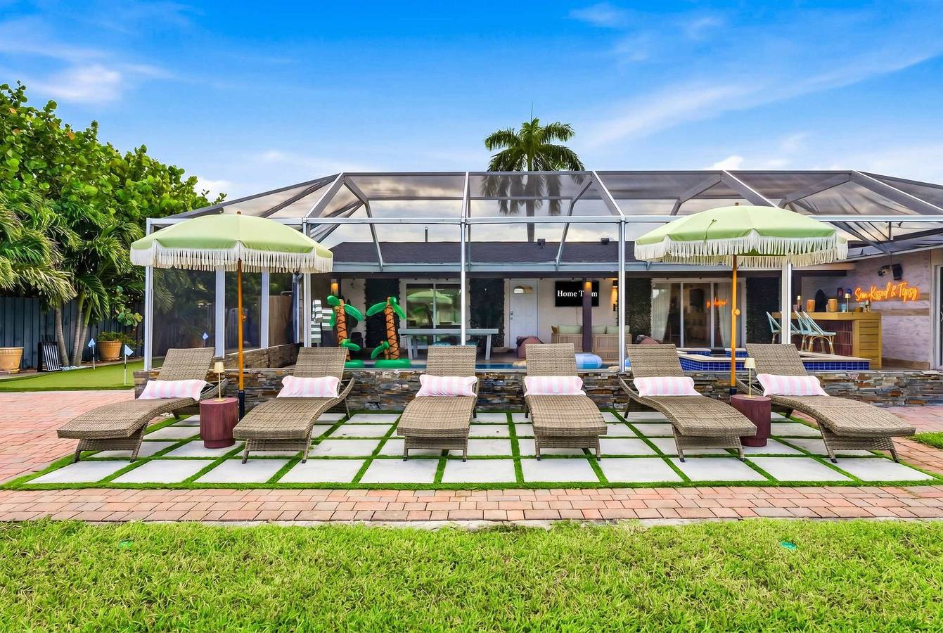 Mins to Beach     Backyard Oasis     Heated Pool   Spa in West Palm Beach, Palm Beach County