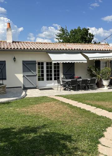 Gîte pour 7 personnes, avec piscine ainsi que terrasse et jardin à Saint-Michel-en-l'Herm