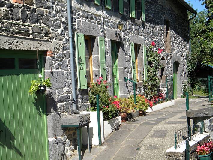 Gîte pour 12 personnes, avec jardin et terrasse, animaux acceptés dans le Puy-de-Dôme - 3