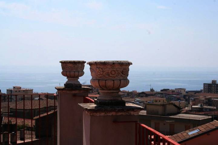 Chambre d’hôte pour 6 personnes, avec Balcon et Terrasse ainsi que Jardin et Vue à Acireale