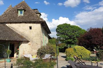 Location de vacances pour 8 personnes, avec sauna ainsi que terrasse et jardin à Servières-le-Château