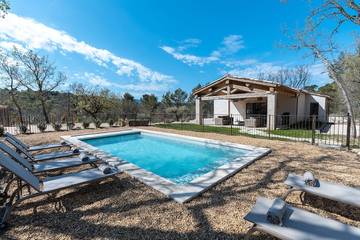 Location de vacances pour 8 personnes, avec jacuzzi et terrasse à Caseneuve