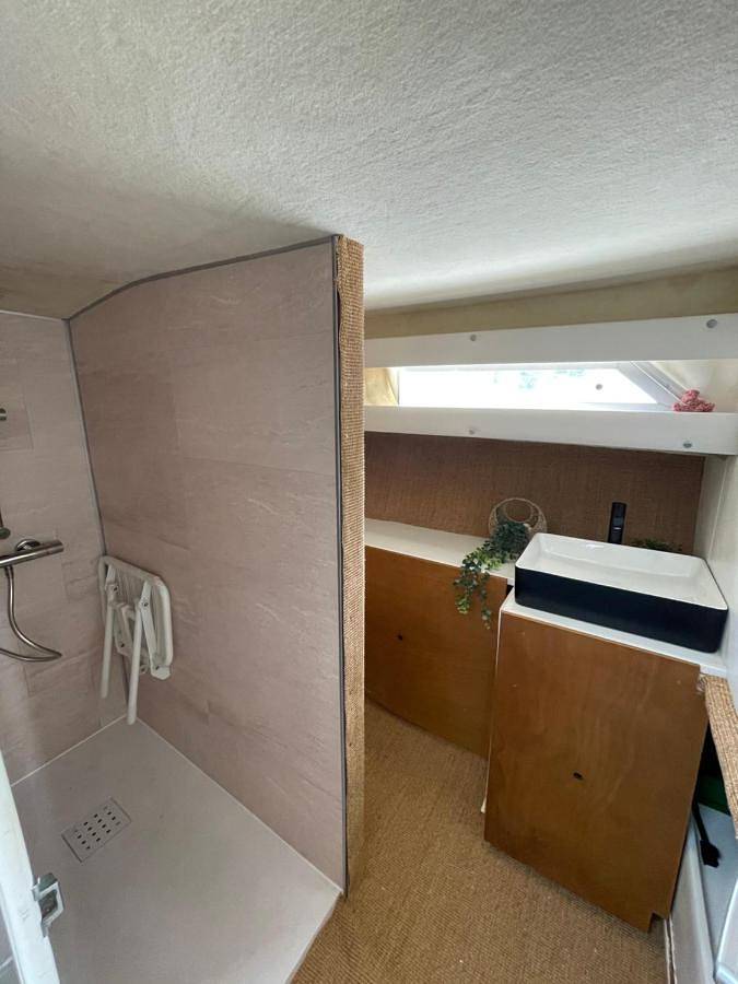 Bateau pour 4 personnes, avec vue et terrasse dans Auvergne-Rhône-Alpes - 3