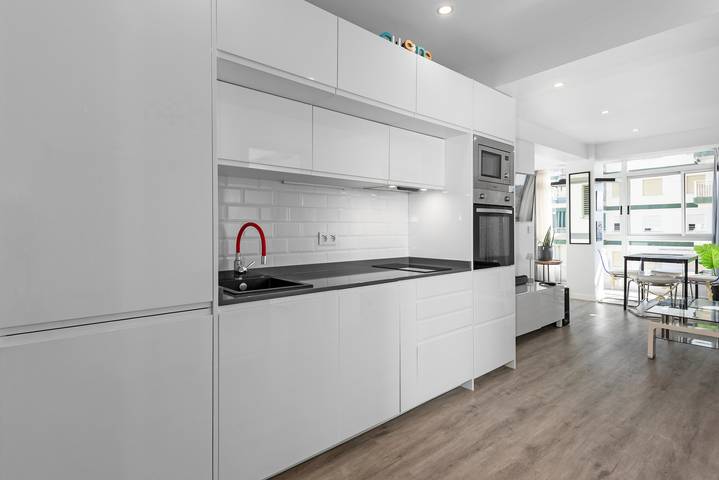 Apartamento entero, Apartamento 'Copenhague - 049' con vistas a la montaña, Wi-Fi y aire acondicionado in Torre del Mar, Vélez-Málaga