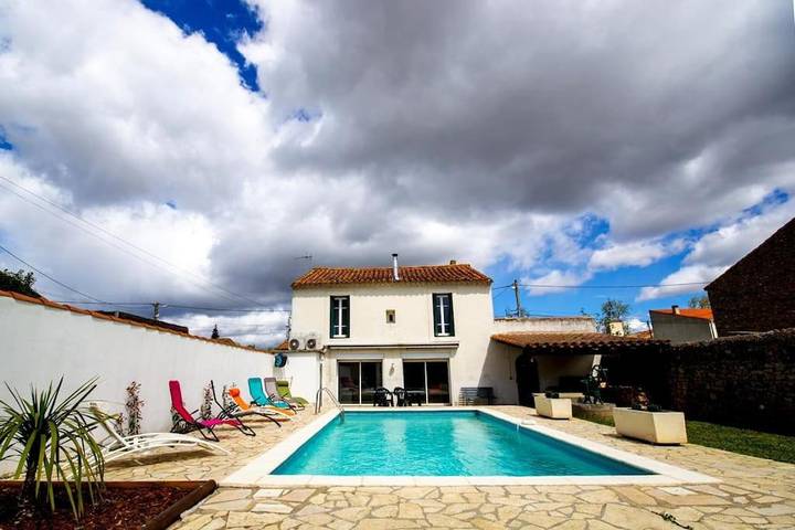 Location de vacances pour 6 personnes, avec Terrasse ainsi que Jardin et Piscine à Villedaigne