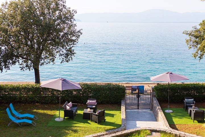 Entire apartment, Apartment Škarpa 2 right by the sea in Malinska-Dubašnica, Krk