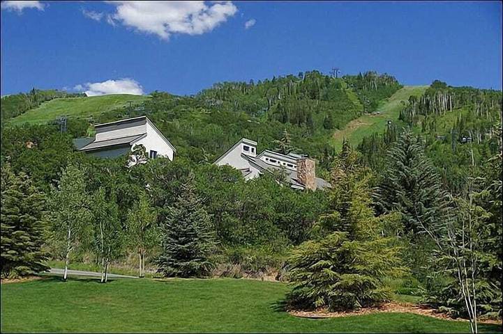 Vacation rental for 10 people, with hot tub and terrace as well as yard, with pets in Steamboat Springs