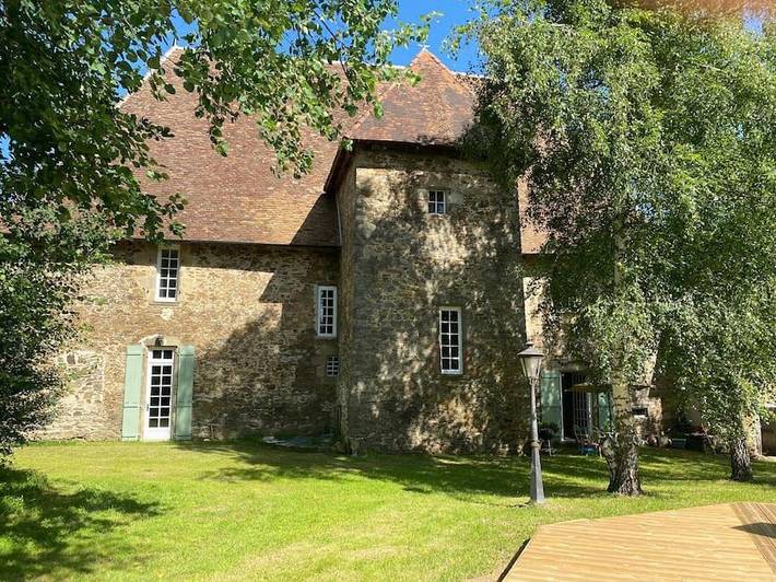Location de vacances pour 12 personnes, avec piscine ainsi que jardin et terrasse à Saint-Germain-les-Belles - 3