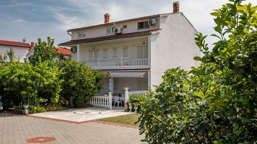 Ferienwohnung für 9 Personen, mit Garten, kinderfreundlich auf Rab