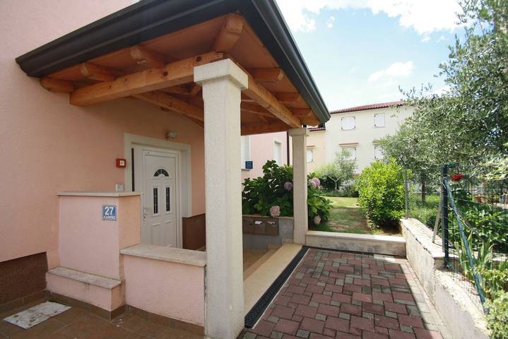 Ferienwohnung für 4 Personen, mit Balkon/Terrasse und Garten in Poreč