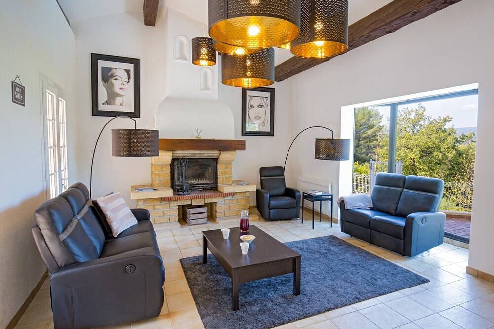 Villa Colombes, large, secluded property with infinity pool and gated gardens in Draguignan, Draguignan region