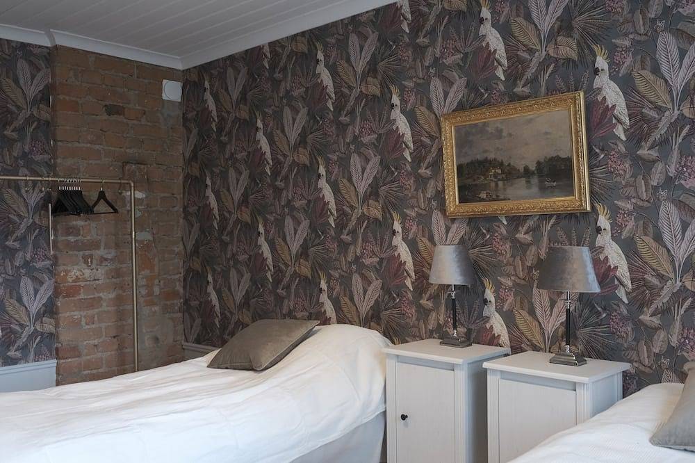 Carefully renovated Old Smithy farmhouse - luxury stay in Hjälmaren