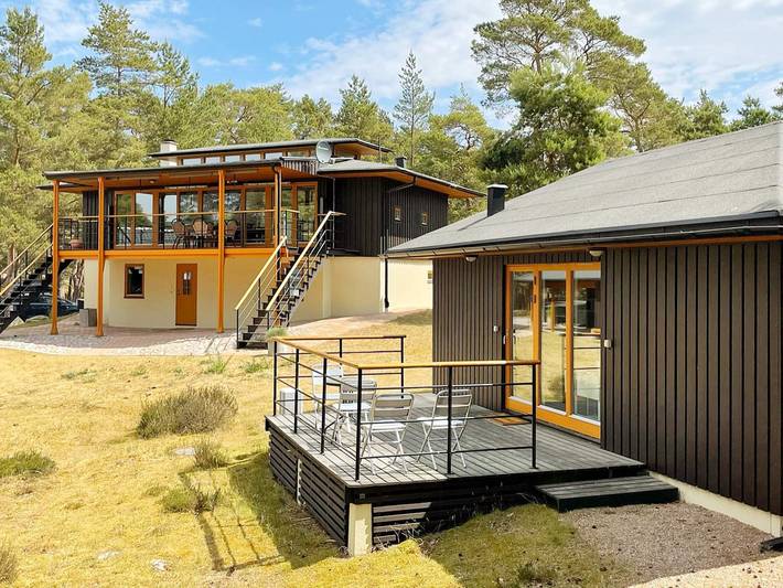 Mysig stuga nära stranden i Ahus in Åhus, Svenska Östersjön