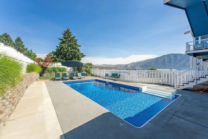 Vacation rental for 10 people, with hot tub and yard, with pets in Lake Chelan