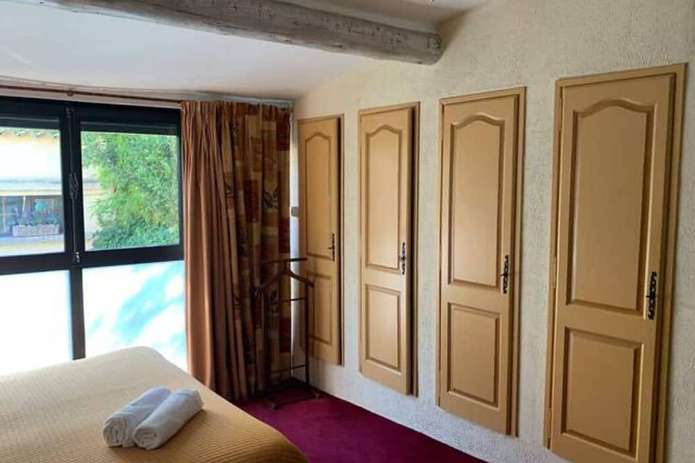 Maison de Village en Pierres, à 5minutes de L'isle sur la Sorgue in Velleron, Vaucluse