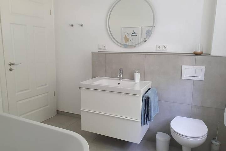 Ganze Wohnung, Charmante Ferienwohnung (90qm) mit Balkon in besonderer Lage in Werneck, Maindreieck