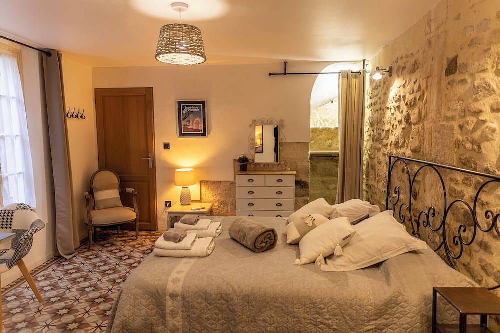 Appartement entier, Joli appartement provençal sur Patio. Au coeur du village d'Eyragues in Eyragues, Région d'Arles
