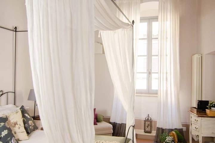 Appartement entier, Dragoncello Suite avec lit à baldaquin in Montepulciano, Province de Sienne