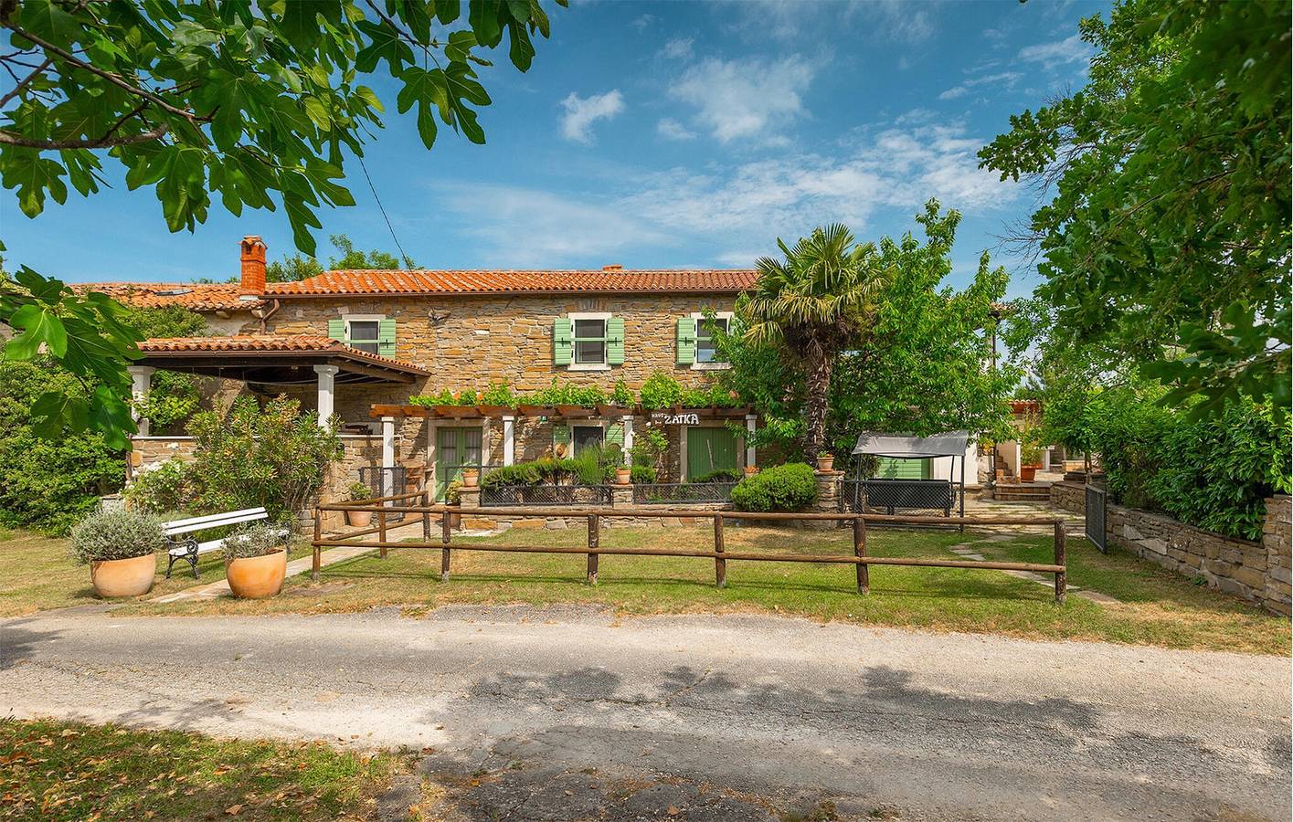 Charmant appartement de deux chambres avec piscine et terrasse in Zatka Čepić, Côte Est de l'Istrie