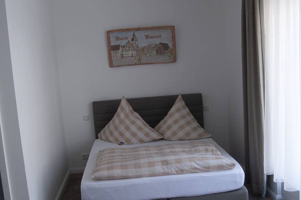 Ganze Wohnung, Stilvoll eingerichtetes Apartment (30m2) für 2 Personen in Roßtal, Romantische Straße