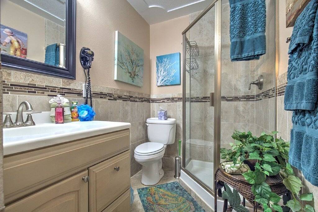 Luxury Gulf Front Villa On Gulf Of Mexico 3 Beds 3 Bath~Tiki Bar~Jacuzzi~Pool!! in Marathon, Monroe County