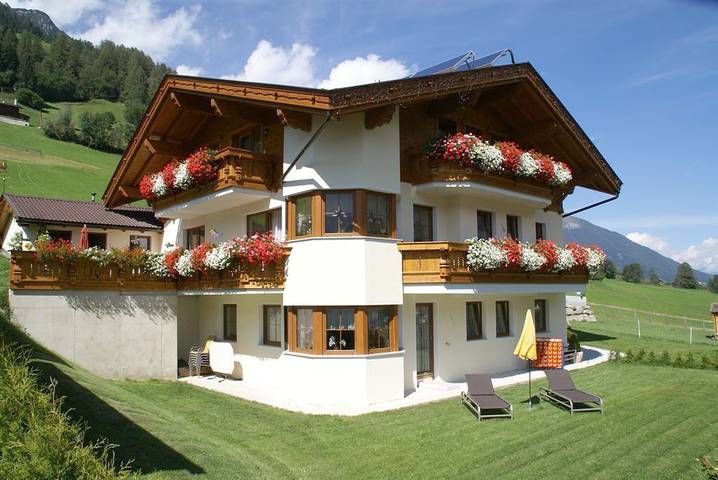 Ferienwohnung für 6 Personen, mit Terrasse und Garten sowie Sauna und Ausblick im Stubaital