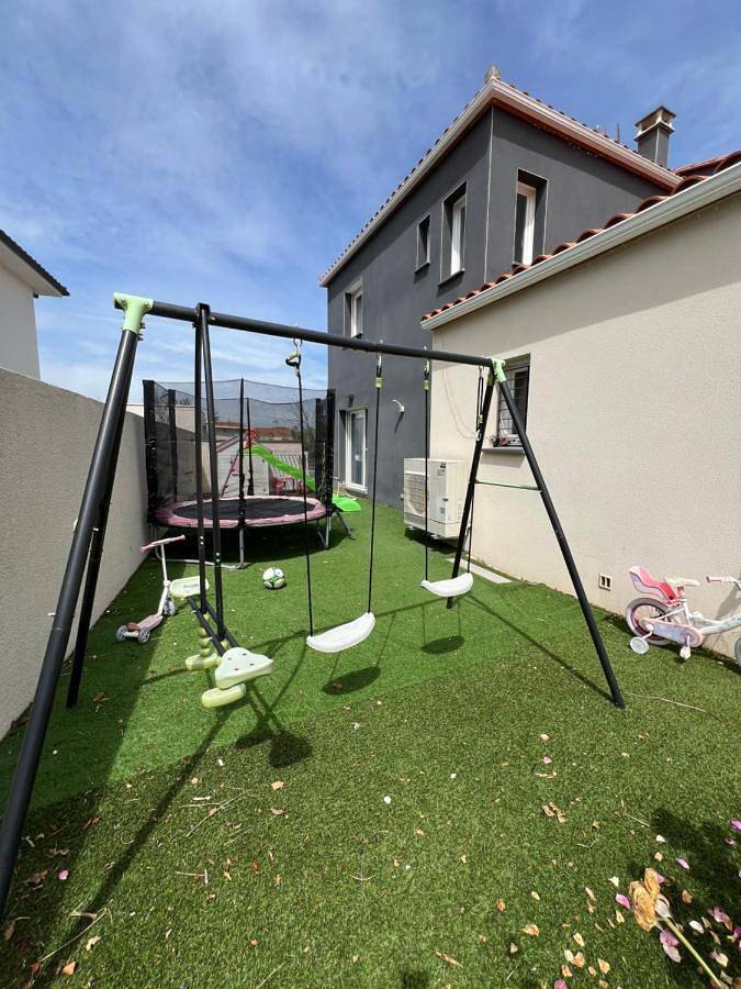 Location de vacances pour 6 personnes, avec terrasse et jardin ainsi que vue et piscine à Brouilla - 3