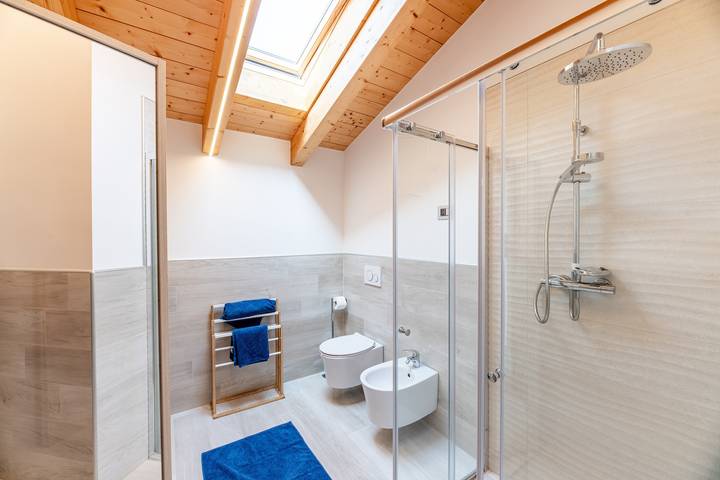Apartamento entero, Habitación 'Elena' con piscina compartida, Wi-Fi y aire acondicionado in Musso, Municipio de Musso