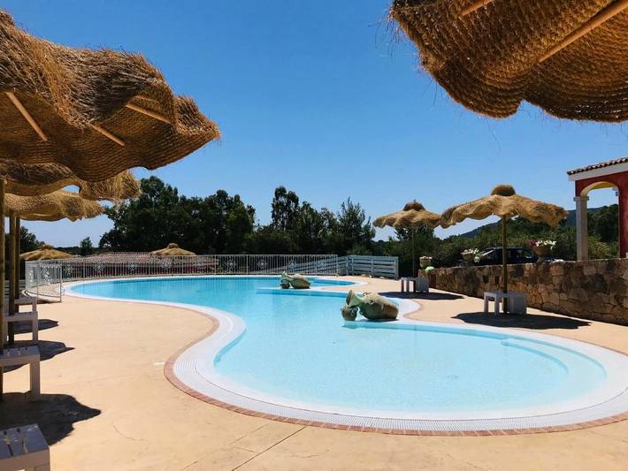 Hôtel pour 2 personnes, avec Balcon et Terrasse ainsi que Jardin et Piscine à Budoni