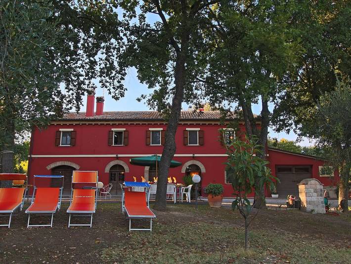 Ferienhaus für 9 Personen, mit Garten in Serrungarina