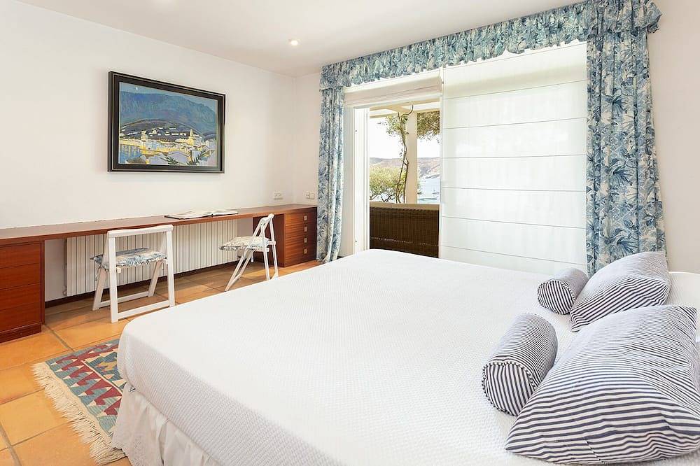 Exclusive seafront villa in Platja de ses Oliveres (Cadaques), Cadaques