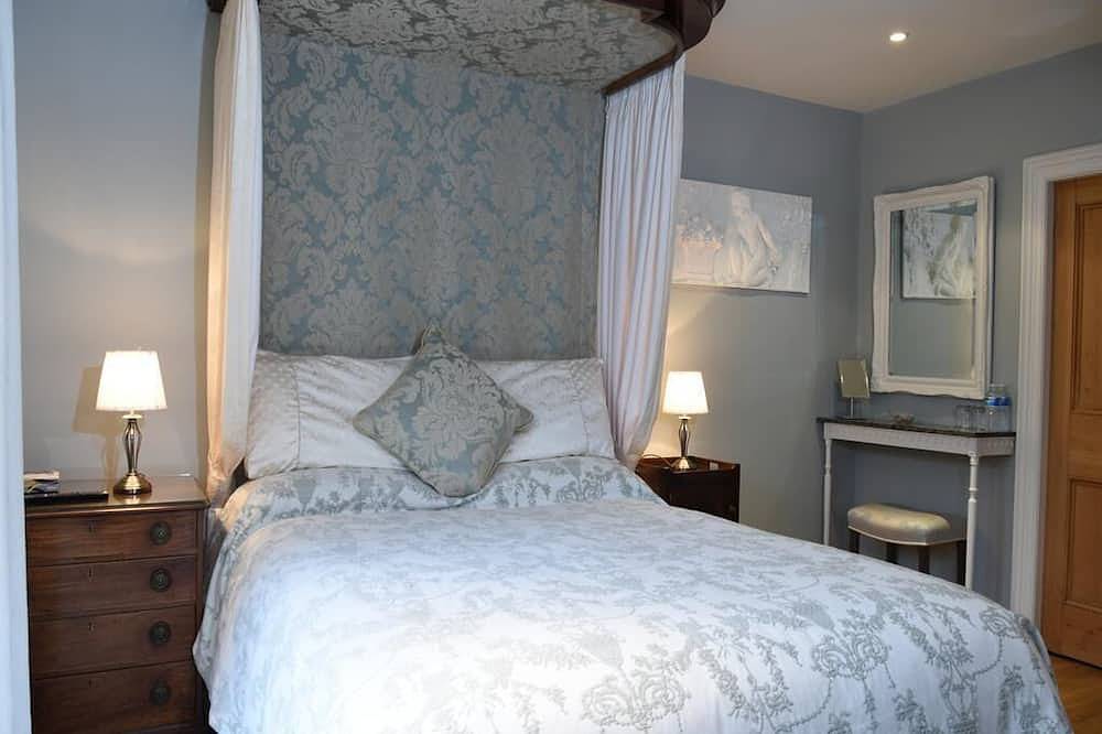 King Ensuite : Shower over Bath : Ground Floor in Cheshire East