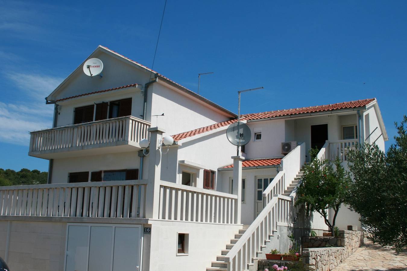 Ganze Wohnung, 2-Zimmer-Ferienwohnung mit Terrasse und Meerblick Jezera, Murter A-5079-a in Tisno, Murter