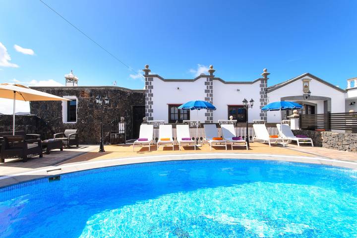 Geräumige Villa "Las Calderetas" mit Bergblick, Wlan, Terrasse & Pool in Mancha Blanca, Tinajo